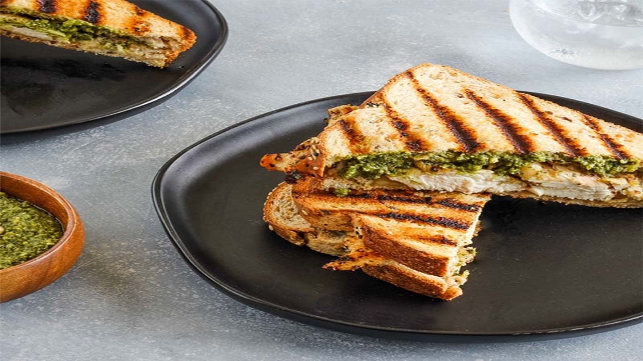 طرز تهیه پنینی مرغ و پستو؛ متفاوت و خوشمزه