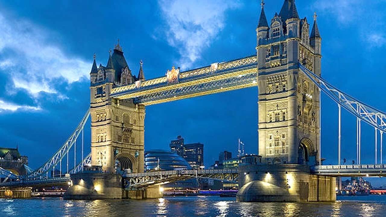 پخش صدای دلنشین اذان از برج لندن + فیلم