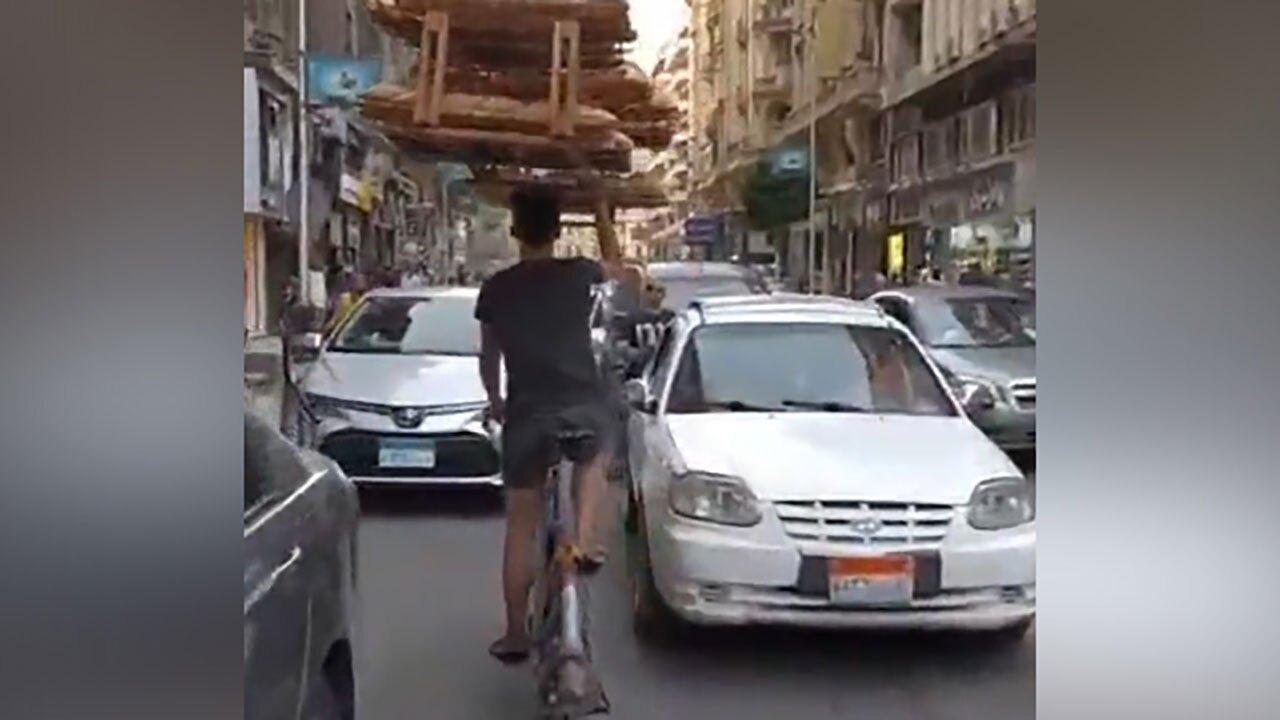 مهارت دیدنی یک نوجوان مصری در جابه‌جایی بار با دوچرخه + فیلم