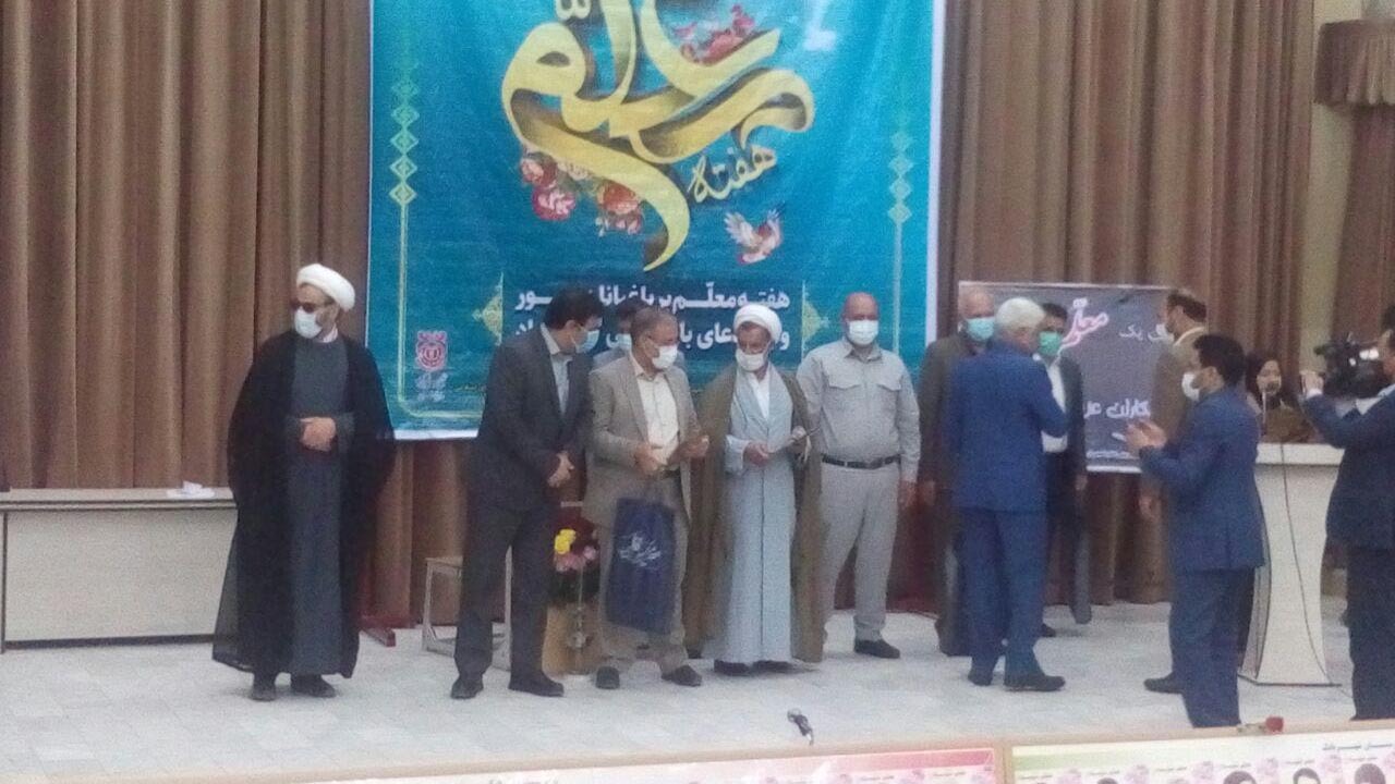 لازمه یک جامعه ایده آل توجه ویژه به معلمان است