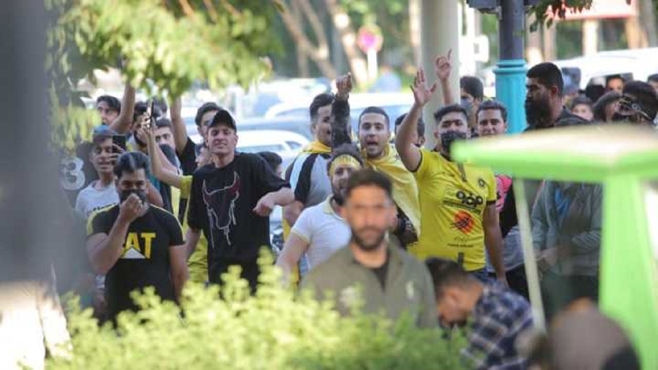هواداران سپاهان مانع حرکت کاروان پرسپولیس به سمت ورزشگاه شدند