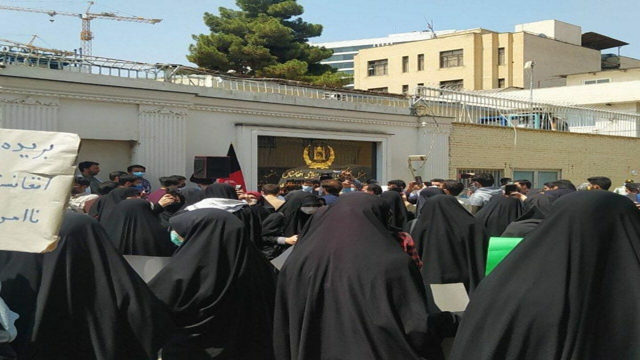 تجمع خودجوش دختران مشهدی مقابل ساختمان کنسولگری افغانستان