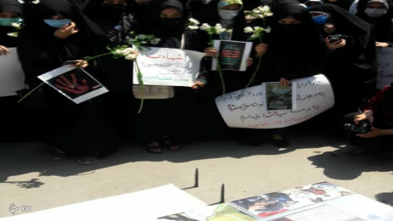 تجمع خودجوش دختران مشهدی مقابل ساختمان کنسولگری افغانستان