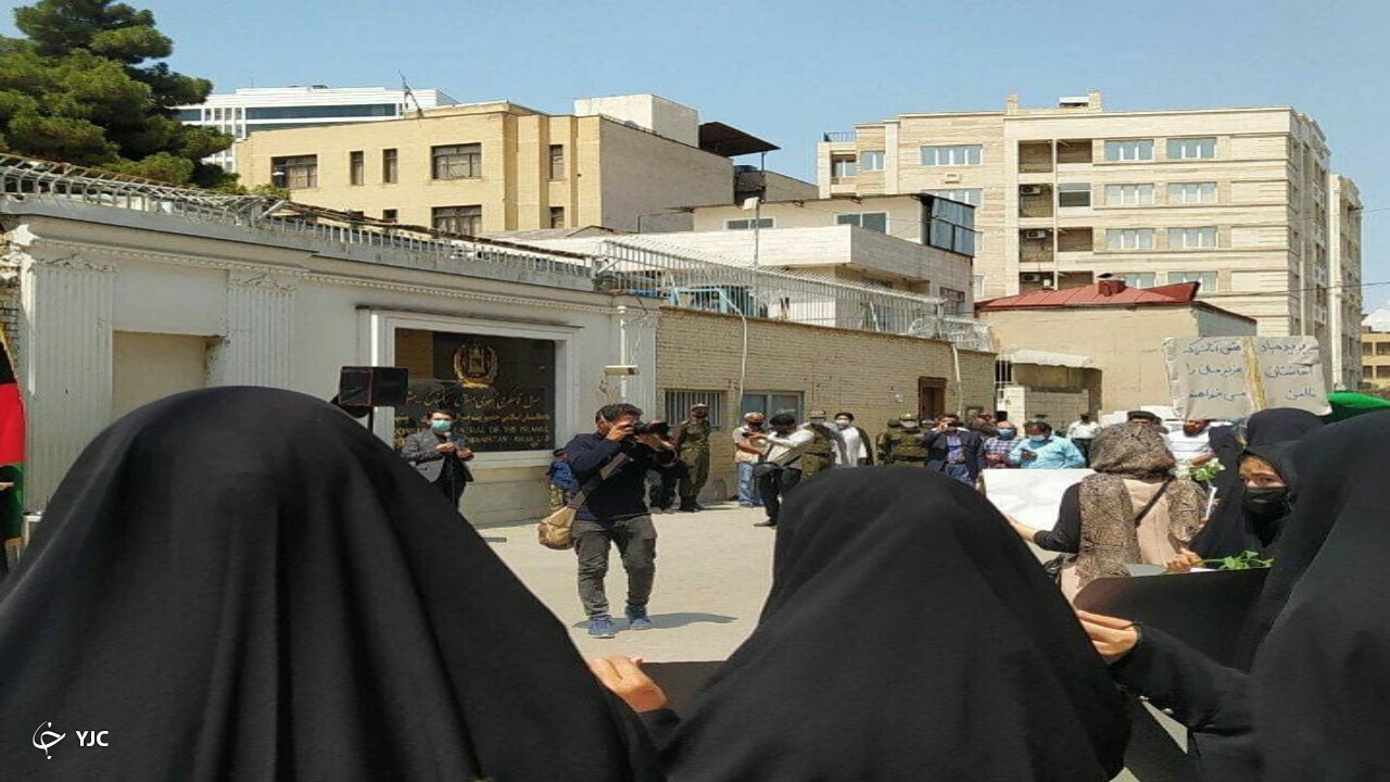 تجمع خودجوش دختران مشهدی مقابل ساختمان کنسولگری افغانستان