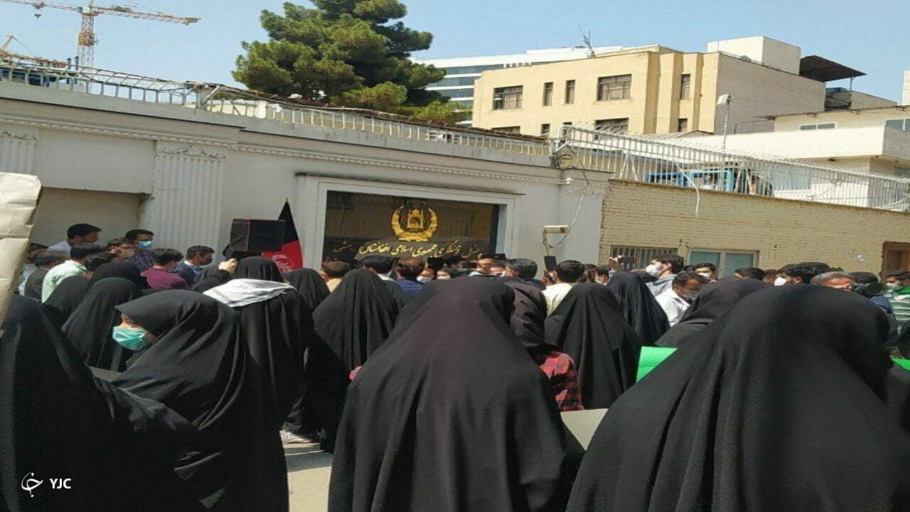 تجمع خودجوش دختران مشهدی مقابل ساختمان کنسولگری افغانستان