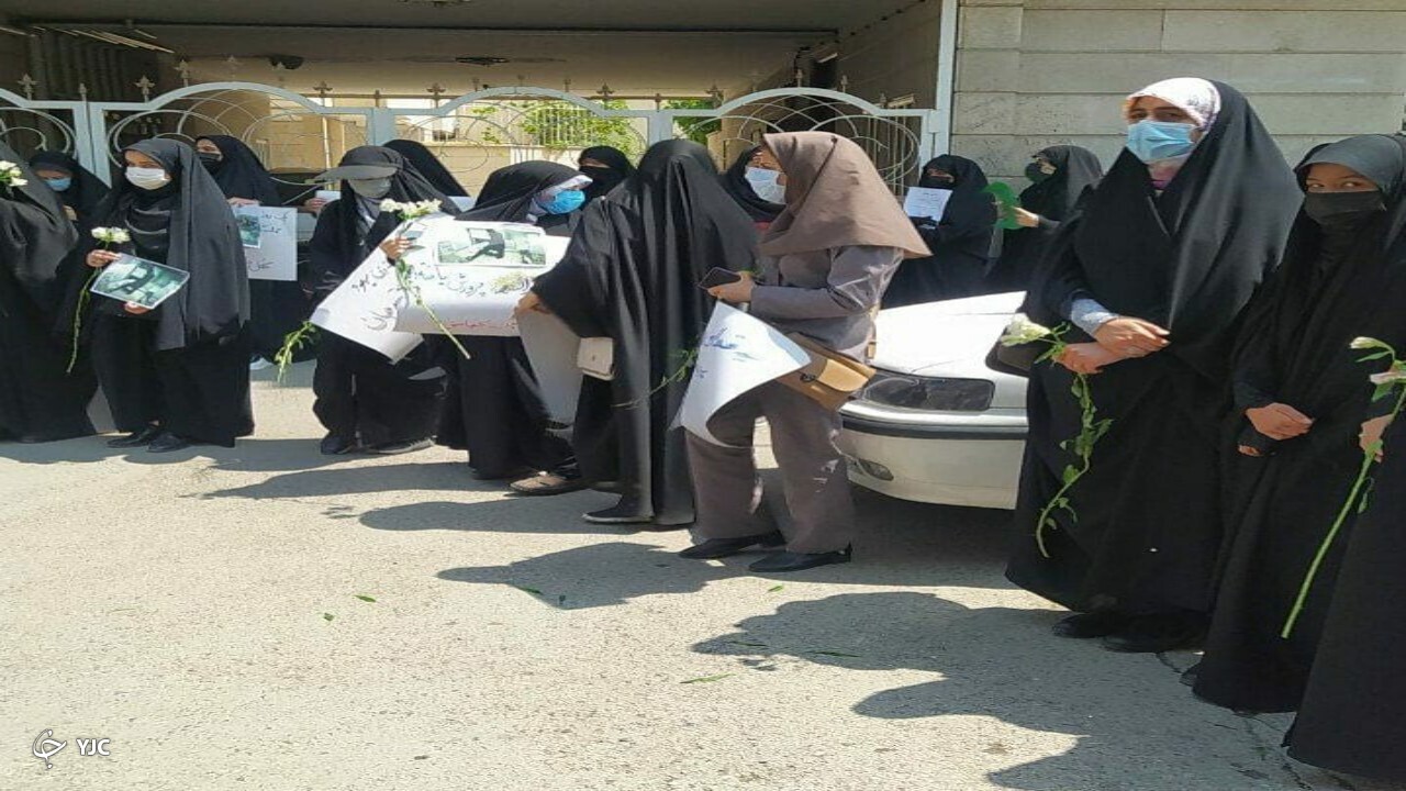 تجمع خودجوش دختران مشهدی مقابل ساختمان کنسولگری افغانستان