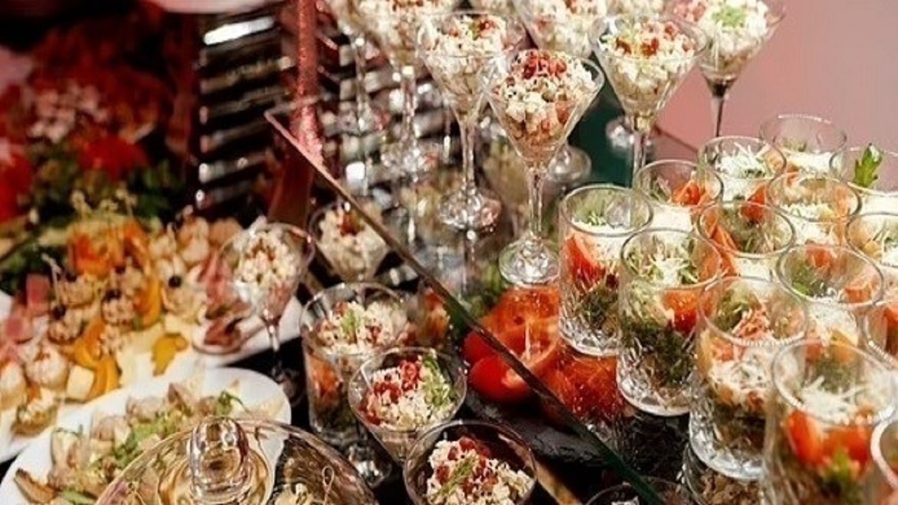 شیوه عجیب دعوت مهمانان به جشن عروسی/ هدیه گران قیمت بیاورید شام لاکچری بخورید