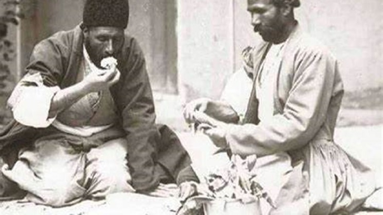 آداب نماز عید فطر در طهران قدیم/باز کردن روزه در عید فطر با خاک تُربت