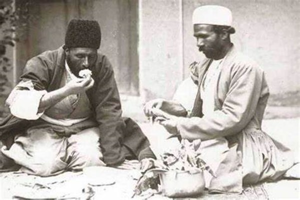 آداب نماز عید فطردر طهران قدیم/باز کردن روزه در عید فطر با خاک تُربت