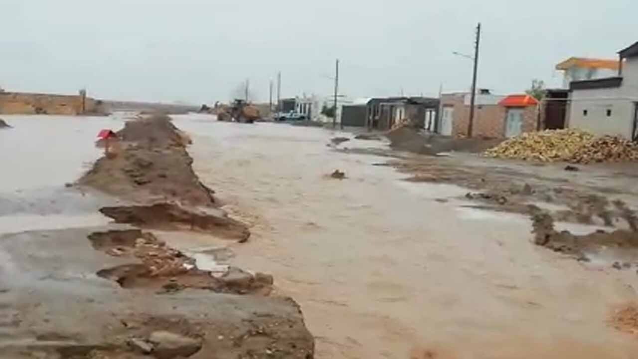 جاری شدن سیلاب در روستای چاهک + فیلم