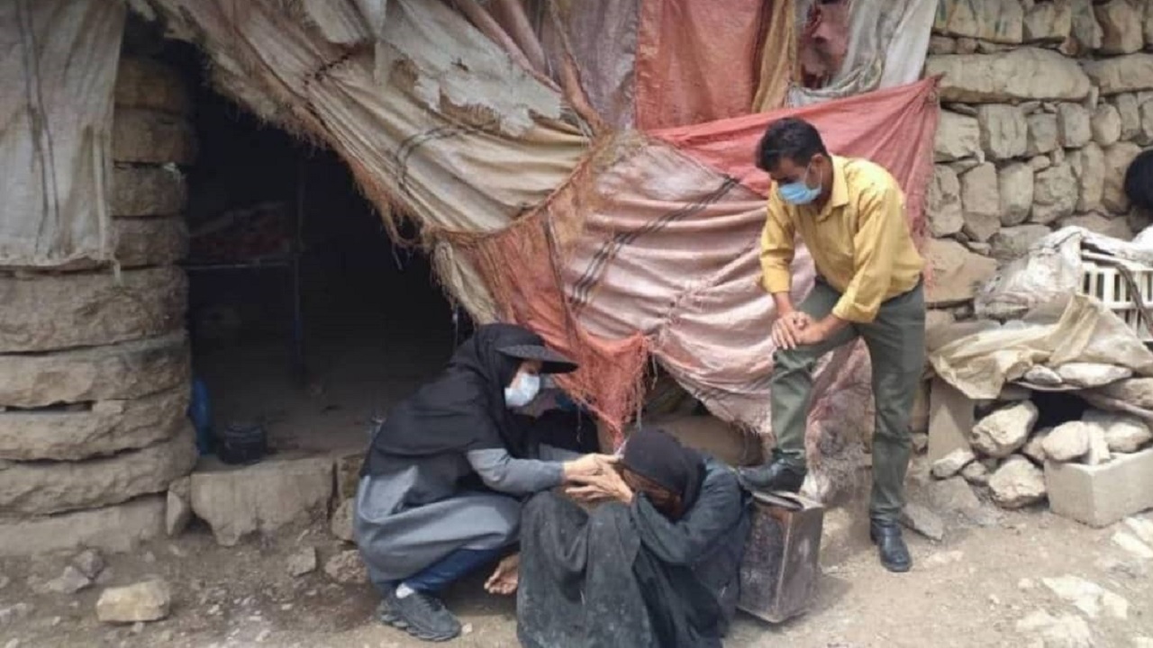 تصویری جالب از واکسیناسیون پیرزنی 80 ساله در مناطق محروم