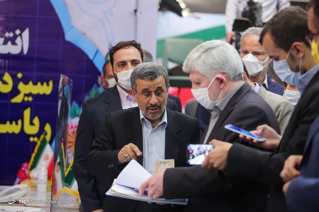 محمود احمدی نژاد برای انتخابات ریاست جمهوری ثبت نام کرد