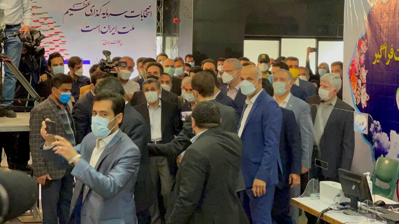 قشون&zwnj;کِشی احمدی&zwnj;نژاد به وزارت کشور/ ثبت&zwnj;نام خانوادگی عروس و داماد برای ریاست جمهوری/ ماه عسل پاستور