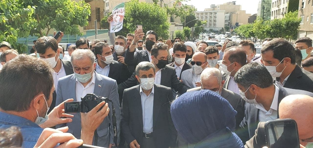 قشون‌کِشی احمدی‌نژاد به وزارت کشور/ ثبت‌نام خانوادگی عروس و داماد برای ریاست جمهوری/ بهروز وثوقی ثبت‌نام کرد