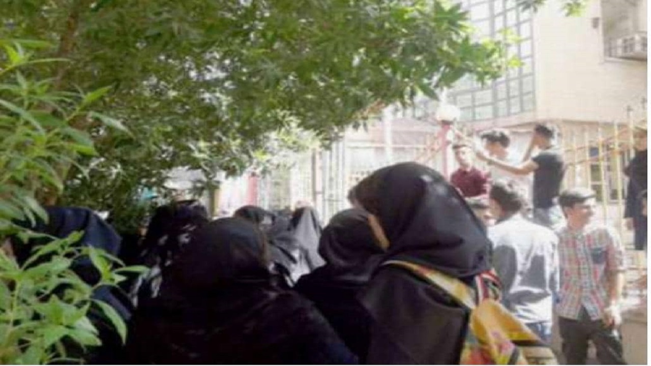 اعتراض تعدادی از دانش آموزان به برگزاری حضوری امتحانات