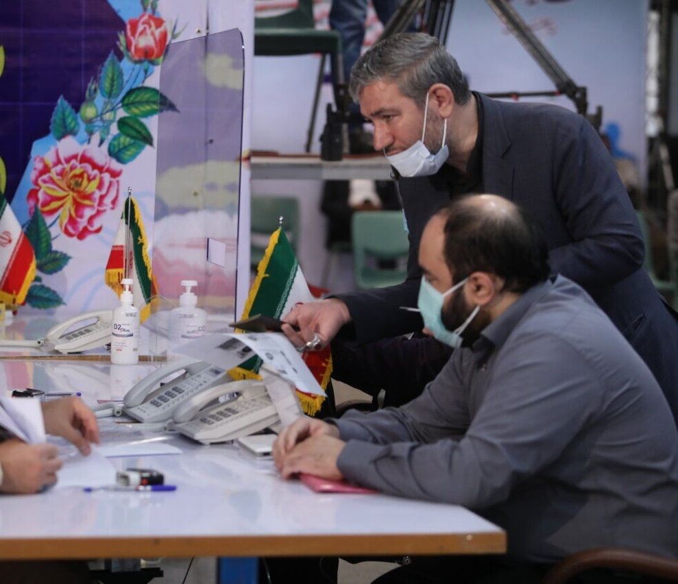 قشون&zwnj;کِشی احمدی&zwnj;نژاد به وزارت کشور/ ثبت&zwnj;نام خانوادگی عروس و داماد برای ریاست جمهوری/ ماه عسل پاستور