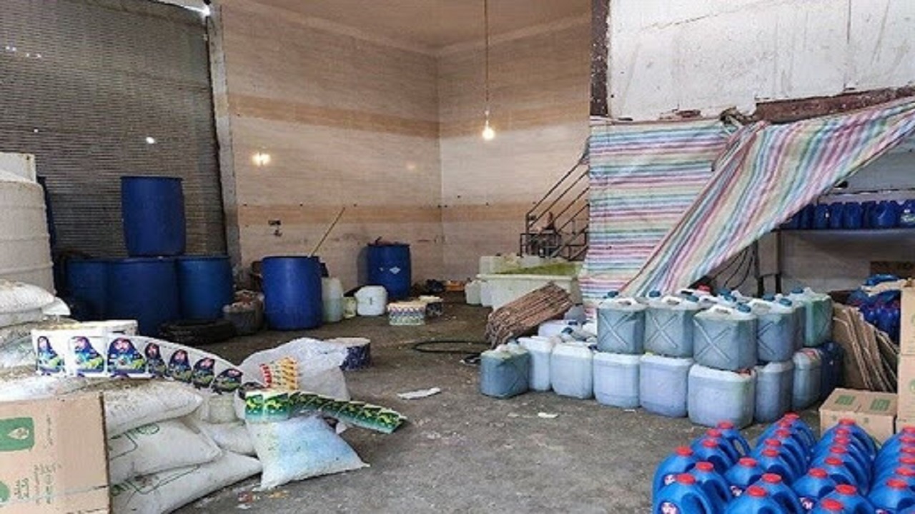کشف یک کارگاه تولید مواد شوینده تقلبی با جعل برند‌های معروف در مشهد