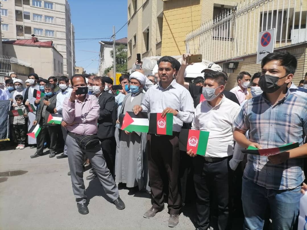 محکوم کردن حادثه تروریستی کابل توسط، جمعی از روحانیون و مردم در مقابل کنسولگری افغانستان در مشهد