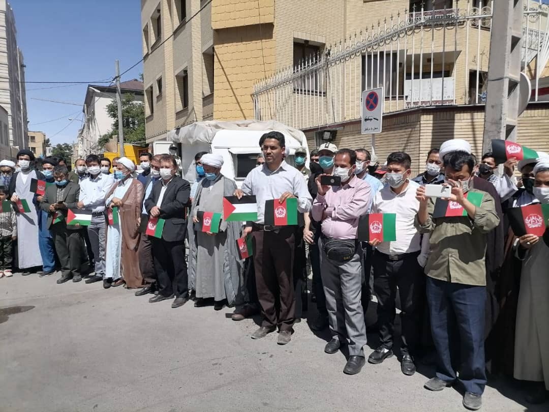محکوم کردن حادثه تروریستی کابل توسط، جمعی از روحانیون و مردم در مقابل کنسولگری افغانستان در مشهد