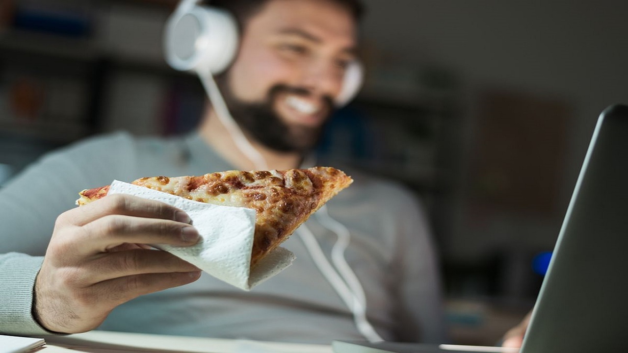 چه ساعتی از شب باید خوردن غذا را متوقف کنیم؟
