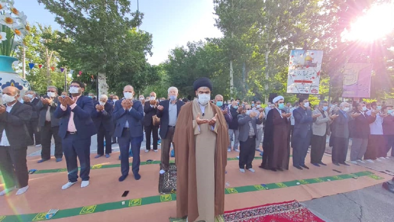 اقامه نماز عید فطر با رعایت شیوه نامه های بهداشتی در البرز