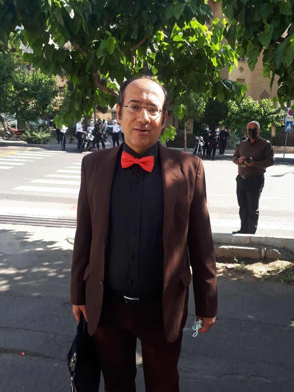 داد و فریاد حاج آقا بعد از ثبت&zwnj;نام/ کاندیدای کراوات&zwnj;زده در صف ثبت&zwnj;نام