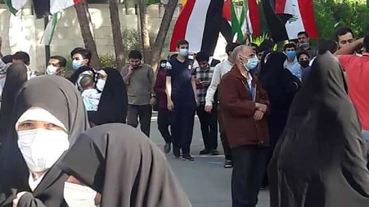 راهپیمایی نمازگزاران از دانشگاه تهران به سمت میدان فلسطین