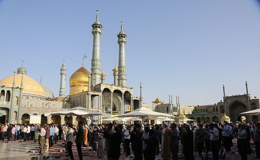 نماز عید فطر در حرم حضرت معصومه (س) اقامه شد