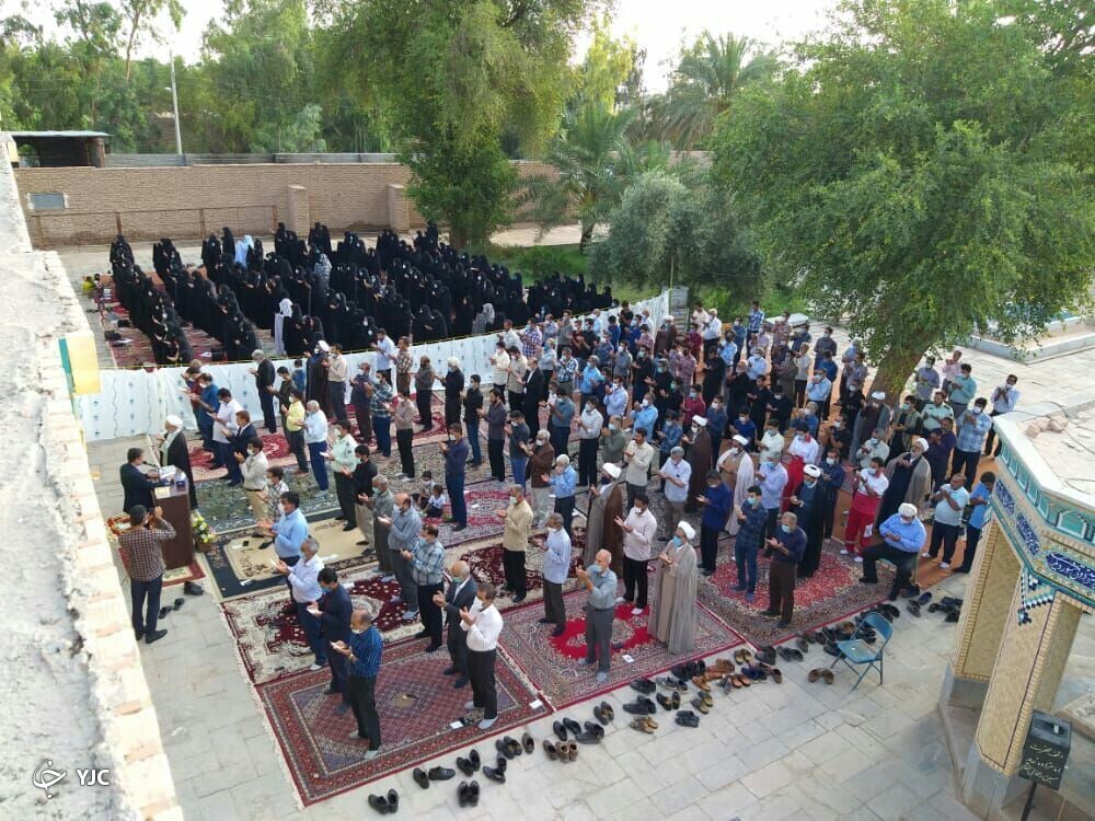 اقامه نماز عید فطر در  حرم امام زاده زید(ع) شهداد