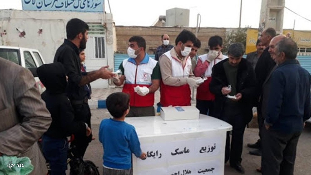 توزیع ماسک در ورودی آرامستان مهاباد