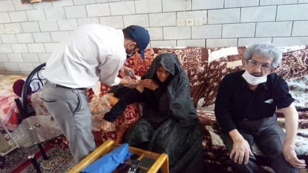 تزریق ۲۵ دوز واکسن کرونا به ایثارگران قمی بستری در منزل