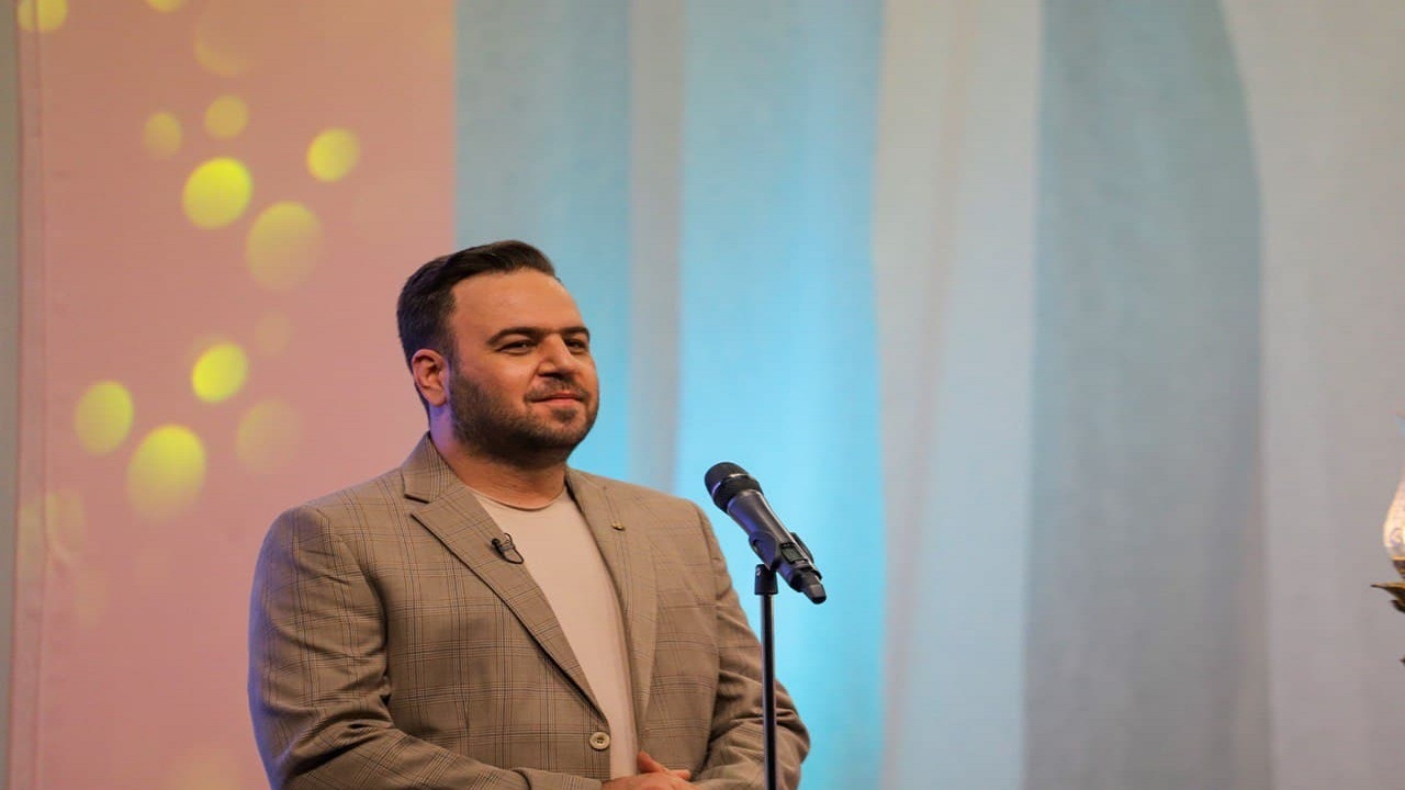 بزرگترین قرآن چوبی جهان، سازنده‌اش را از چوبه‌دار نجات داد/ پایان جشن رمضان با حضور محمد معتمدی + فیلم