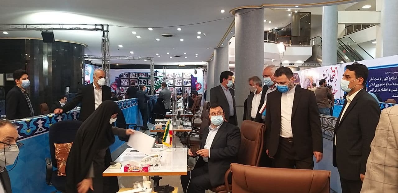 روز پنجم؛ ترافیک سیاسیون برای ثبت&zwnj;نام/ وقتی جهانگیری به هاشمی می&zwnj;گوید تو ثبت&zwnj;نام کن/ علی لاریجانی ثبت نام کرد/ مشکلات با سوپرمن&zwnj;بازی حل نمی&zwnj;شود!