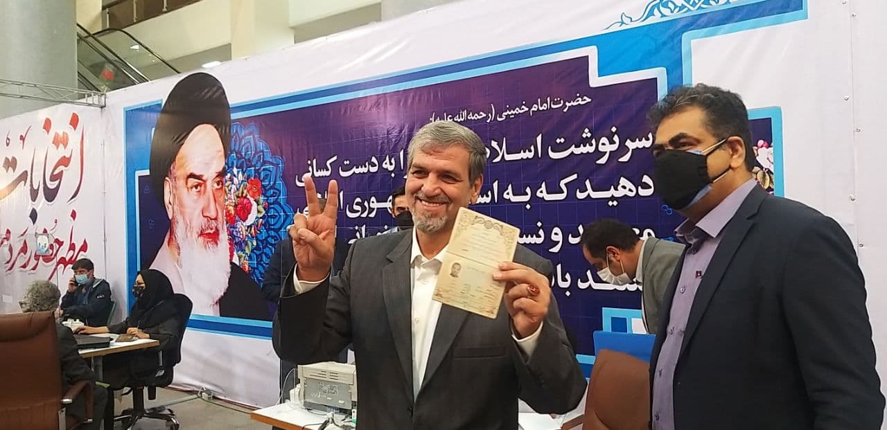 روز پنجم؛ ترافیک سیاسیون برای ثبت&zwnj;نام/ وقتی جهانگیری به هاشمی می&zwnj;گوید تو ثبت&zwnj;نام کن/ علی لاریجانی ثبت نام کرد/ مشکلات با سوپرمن&zwnj;بازی حل نمی&zwnj;شود!