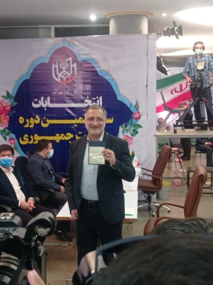 روز پنجم؛ ترافیک سیاسیون برای ثبت&zwnj;نام/ وقتی جهانگیری به هاشمی می&zwnj;گوید تو ثبت&zwnj;نام کن/ علی لاریجانی ثبت نام کرد/ مشکلات با سوپرمن&zwnj;بازی حل نمی&zwnj;شود!