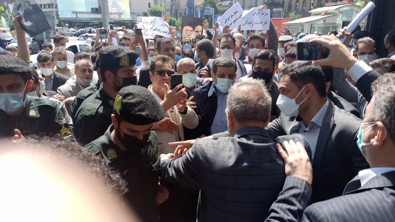 روز پنجم؛ مسافران پاستور در صف ثبت&zwnj;نام/ علی لاریجانی ثبت نام کرد/ وقتی جهانگیری به هاشمی می&zwnj;گوید تو ثبت&zwnj;نام کن/ مشکلات با سوپرمن&zwnj;بازی حل نمی&zwnj;شود!