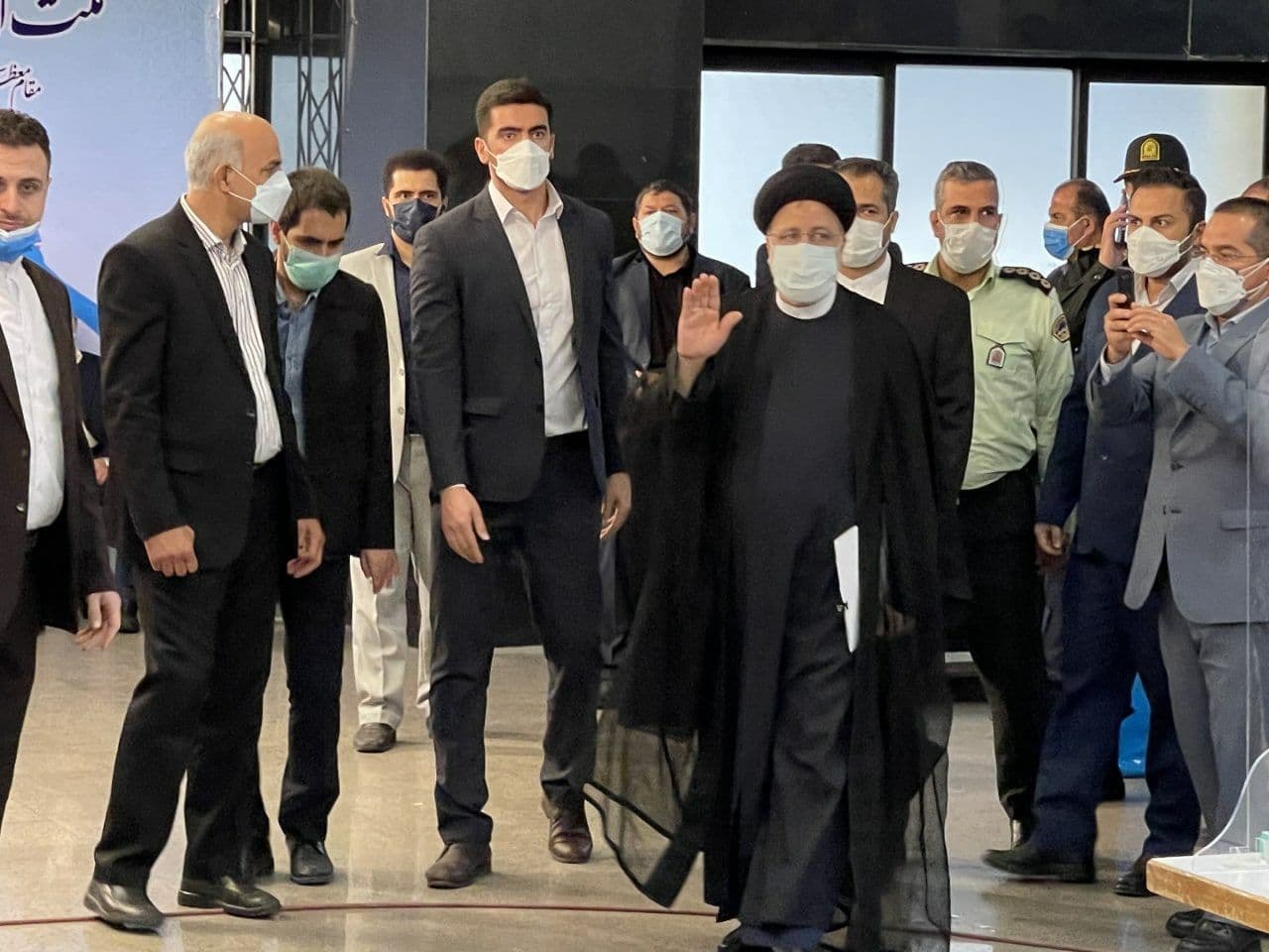 روز پنجم؛ مسافران پاستور در صف ثبت&zwnj;نام/ علی لاریجانی ثبت نام کرد/ وقتی جهانگیری به هاشمی می&zwnj;گوید تو ثبت&zwnj;نام کن/ مشکلات با سوپرمن&zwnj;بازی حل نمی&zwnj;شود!/ سید ابراهیم رئیسی هم ثبت نام کرد