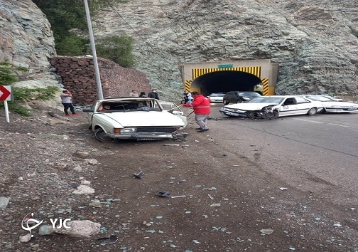 انحراف پیکان در جاده کرج-چالوس حادثه ساز شد +تصاویر انحراف پیکان در جاده کرج-چالوس حادثه ساز شد +تصاویر