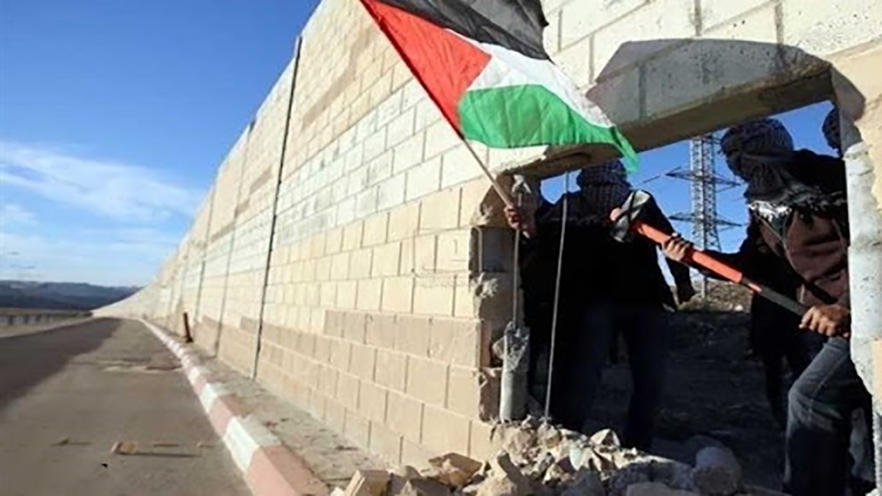 بالا رفتن جوانان لبنانی از دیوار اطراف فلسطین اشغالی + فیلم
