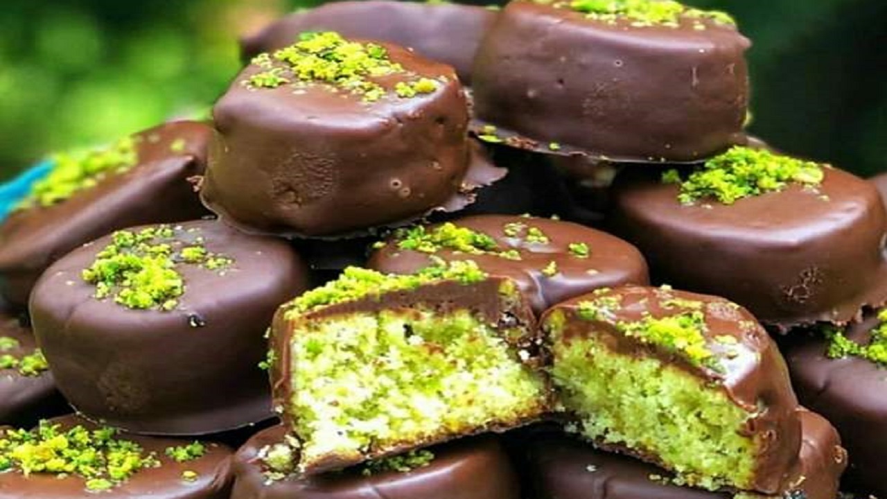 طرز تهیه کیک پسته‌ای با روکش شکلاتی