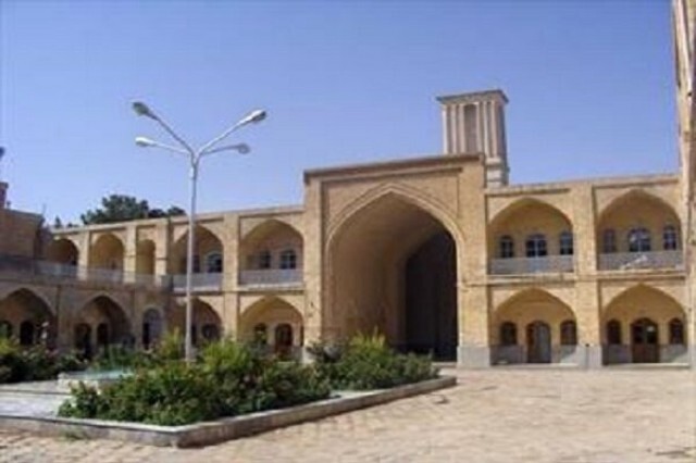 یک بنای تجاری به جان مدرسه تاریخی حاج سلطان العلما کاشمر افتاد/ چهارستون بنای تاریخی از ترس مدرنیته می لرزد