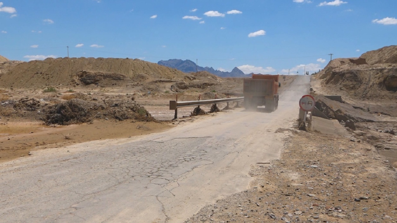 گله مندی اهالی روستای کلاته ملک از خرابی آسفالت و عرض کم جاده روستا