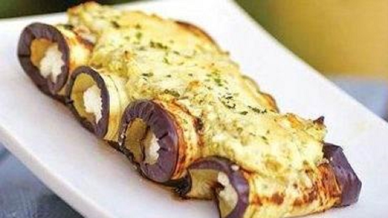 طرز تهیه رول بادمجان پنیری با سس پستو؛  یک غذای هیجان‌انگیز