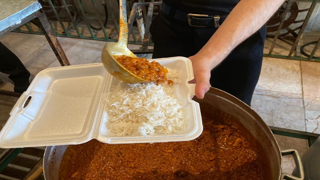 طبخ و توزیع ۷ هزار پرس غذا در بین نیازمندان