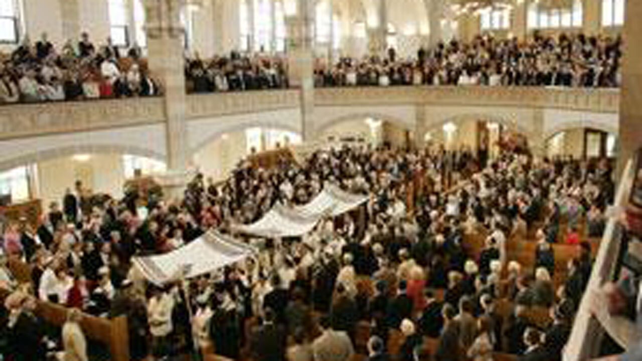 لحظه فرو ریختن سکوی استقرار صهیونیست‌ها در کنیسه یهودیان + فیلم