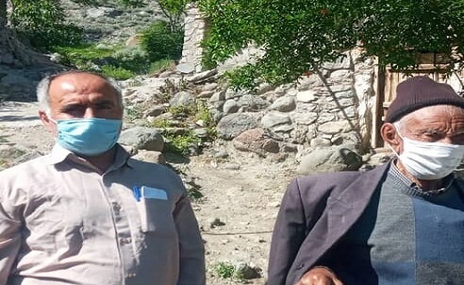 تزریق واکسن کرونا به پیرترین مرد کشور در آذربایجان شرقی