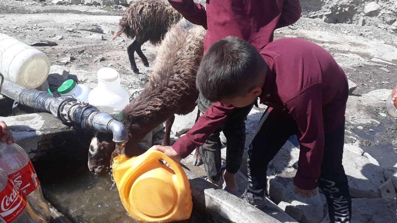 تصاویری از انتظار شهروندان روستای صالح آباد برای جرعه&zwnj;ای آب