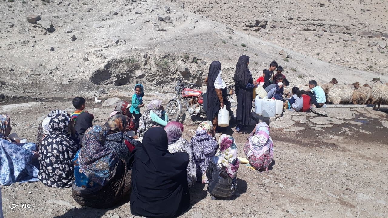 تصاویری از انتظار شهروندان روستای صالح آباد برای جرعه&zwnj;ای آب
