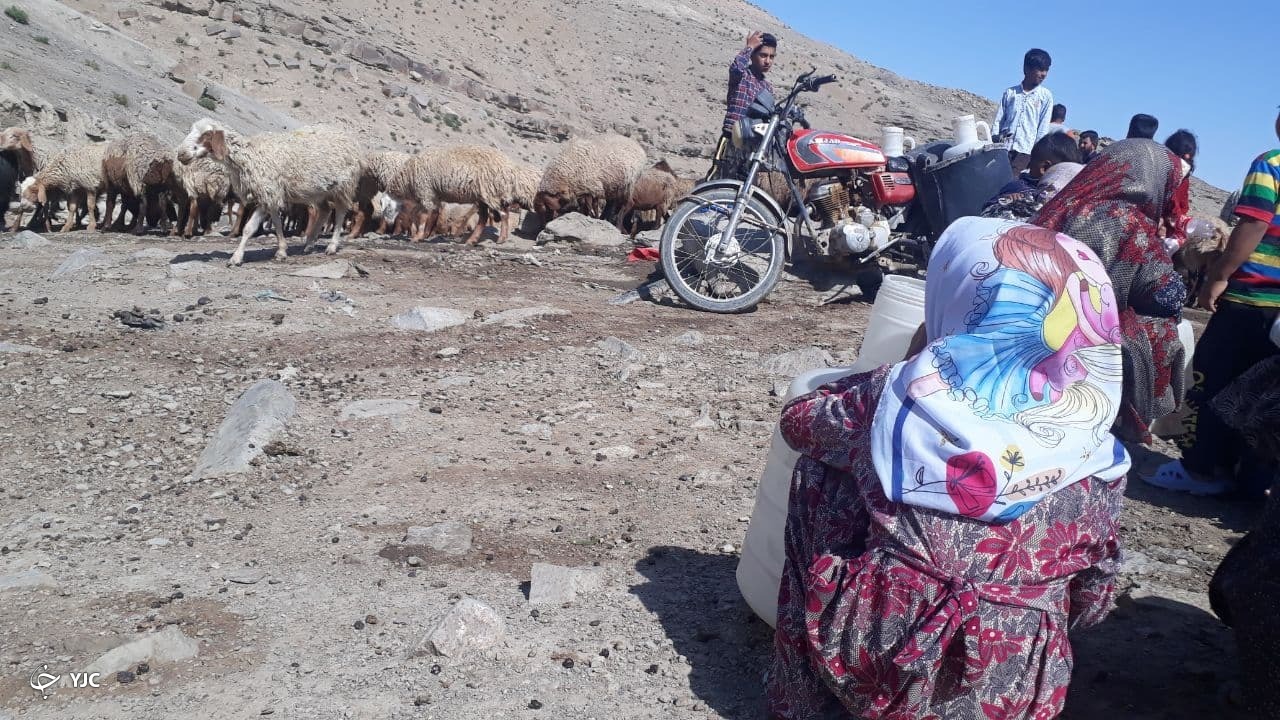 تصاویری از انتظار شهروندان روستای صالح آباد برای جرعه&zwnj;ای آب