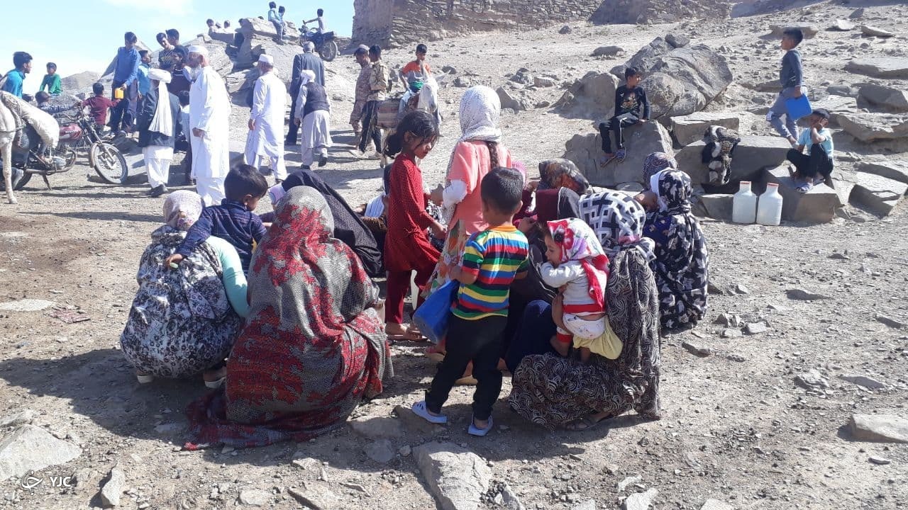 تصاویری از انتظار شهروندان روستای صالح آباد برای جرعه&zwnj;ای آب